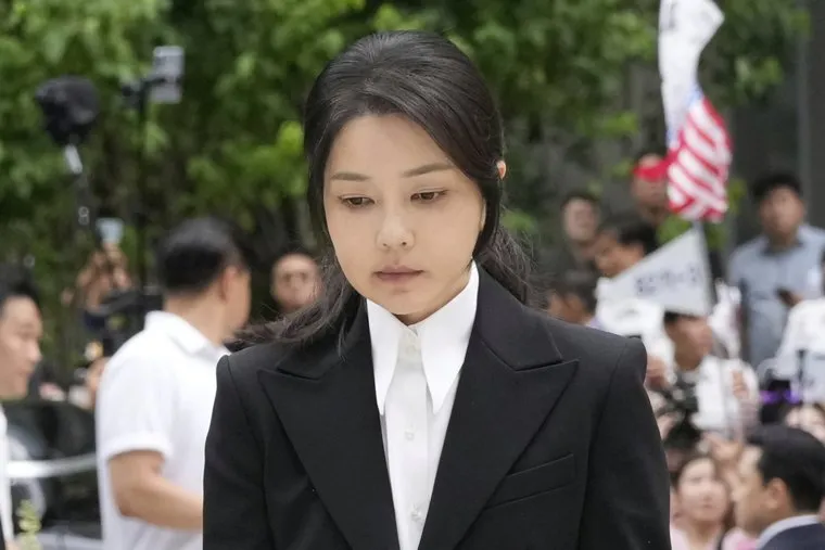 Ким Гон Хи подозревают в коррупции