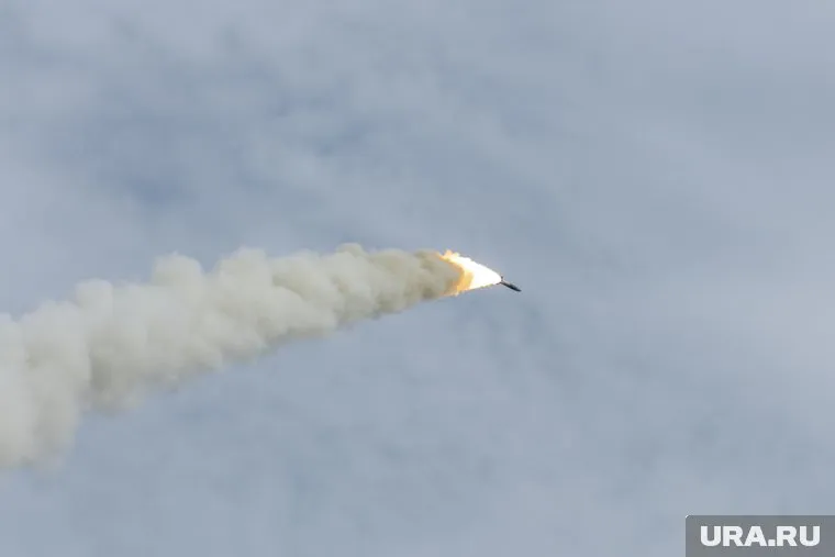 Корабль не пострадал от атаковавшей его ракеты хуситов