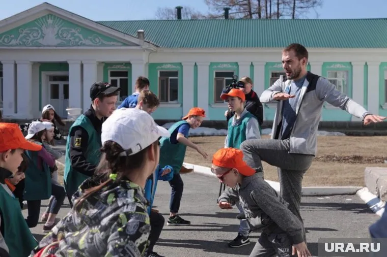 Вместе с Антоном Шипулиным в утренней зарядке приняли участие около 50 детей