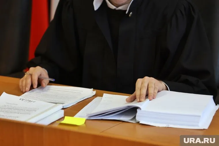 Судья отправил под домашний арест подростков, которые напали на полицейских