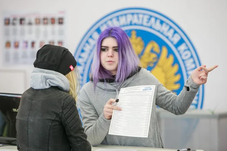 Фестиваль "Нашествие-2017", день выборов, Завидово. Тверь, выборы, неформалы, член избирательной комиссии, фиолетовые волосы, прическа