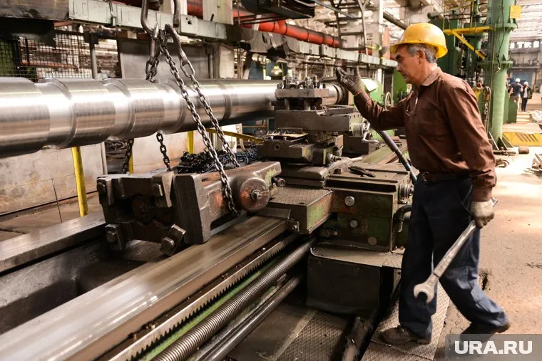 Завод им Дзержинского продолжает сокращать сотрудников и пытается избавиться от долгов