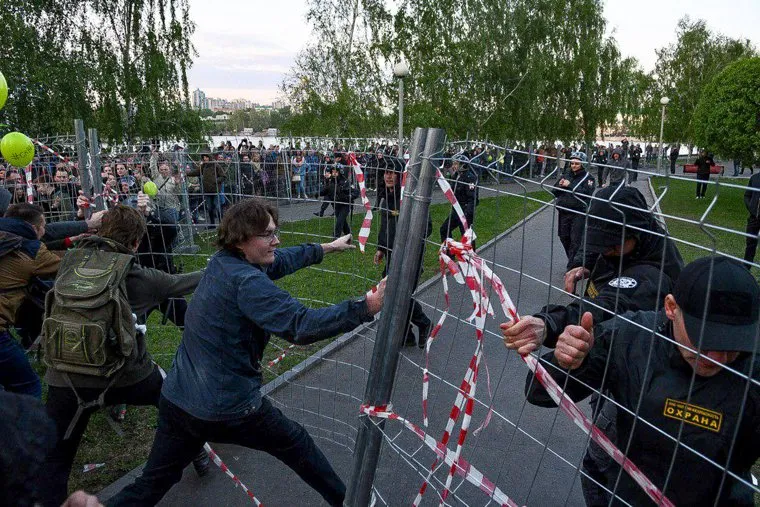 Второй день протестов против строительства храма Св. Екатерины в сквере около драмтеатра. Екатеринбург
