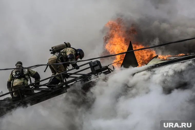 От пожара сильно пострадала крыша здания