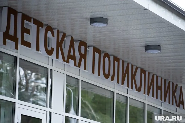 Детям с температурой пришлось ждать врача на улице