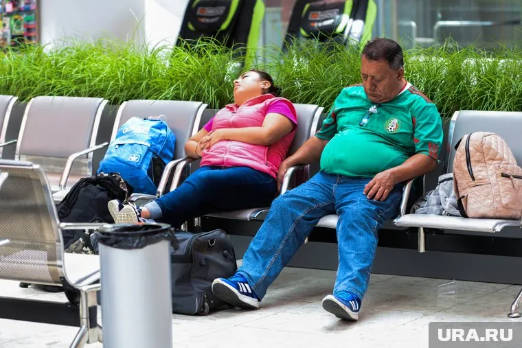 пассажиры ждут объявления о регистрации на рейс