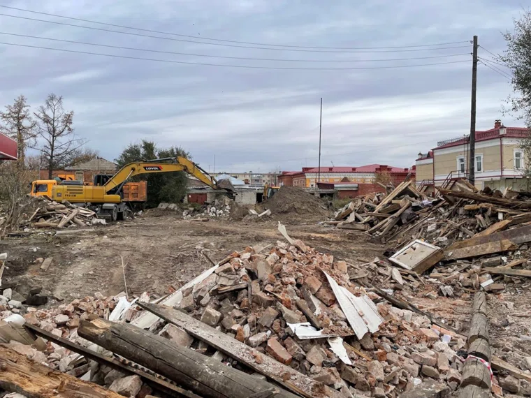 В Кургане расчищают территорию, где был демонтирован купеческий дом