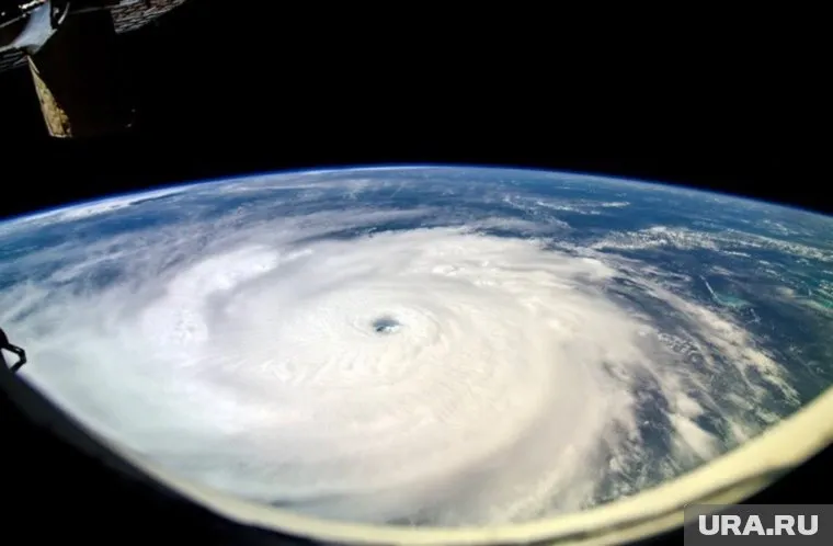 Стихия сметает все на своем пути