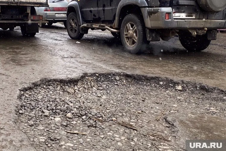 Жители жалуются на огромные ямы