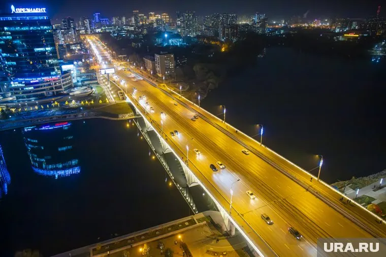 Девушка гуляла ночью и почувствовала себя плохо, наклонившись над перилами (архивное фото)