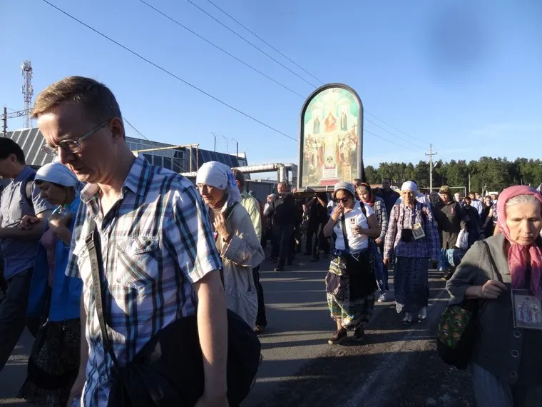 Посетители Поросенков Лог во время крестного хода