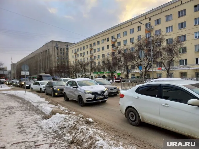 В Октябрьском районе устранили последствия снегопада
