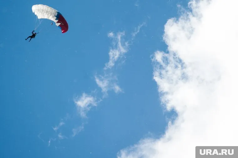 Один спортсмен влетел в раскрывшийся парашют другого