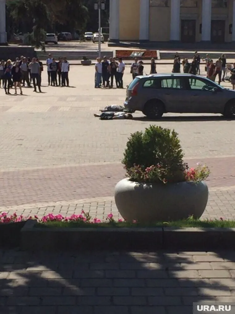 Мужчина привез на площадь труп и попытался покончить с собой