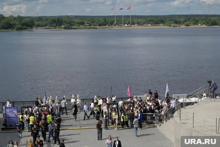 Мероприятие началось с масштабного парада 