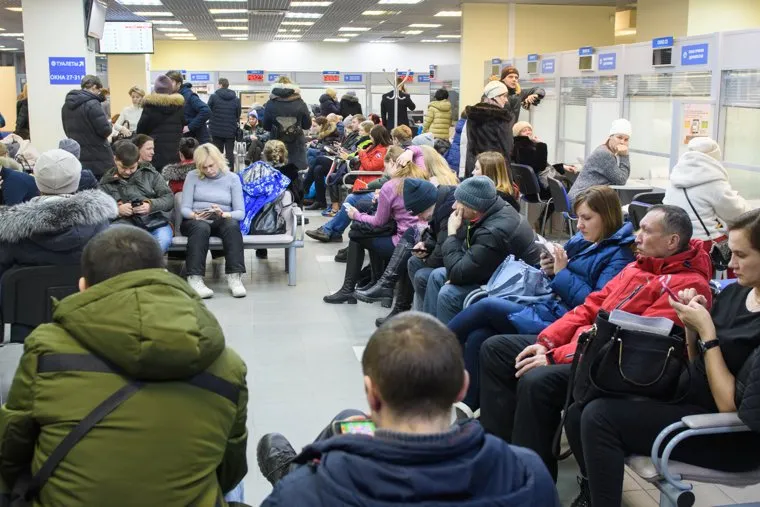 Родители подают документы в МФЦ на поступление детей в первый класс. Екатеринбург, ожидание, очередь