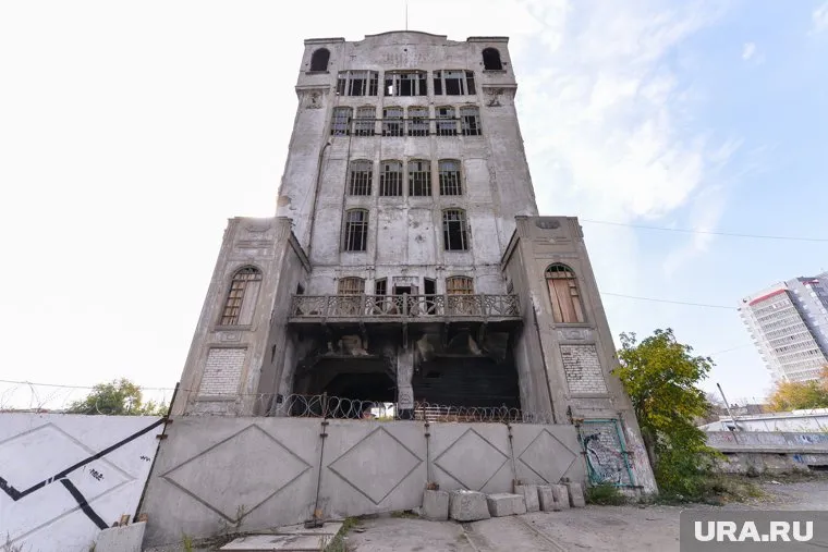 Власти начинают зачищать территорию вокруг старинного элеватора в Челябинске, запланированную к реновации