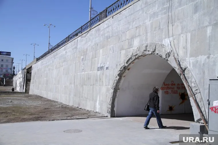 Легковушка вылетела с моста на Плотинку в ночь на 11 октября