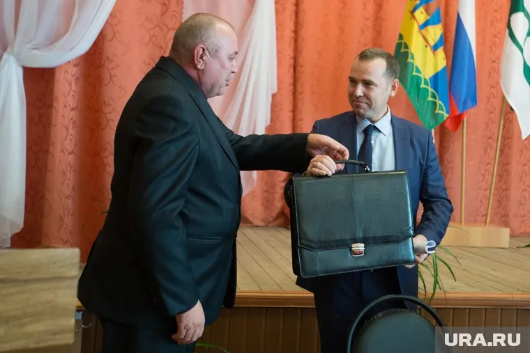 Губернатор Курганской области Вадим Шумков (справа) присутствовал на инаугурации главы Звериноголовского района Михаила Шейгеца (слева) в октябре 2018 года