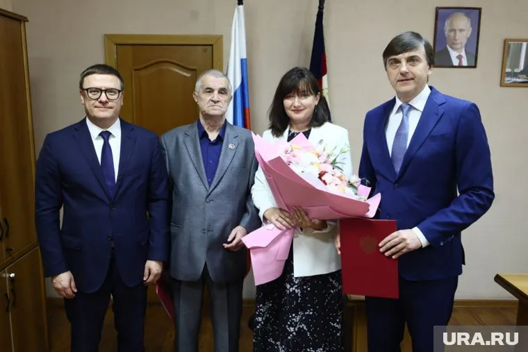 Александр Попов (второй слева) и Ирина Иоголевич получили награды из рук Сергея Кравцова и Алексея Текслера