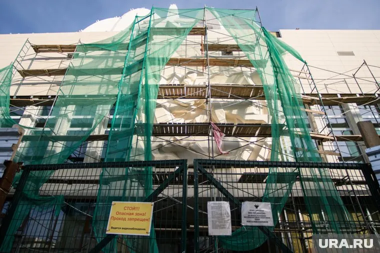 Дмитрий Артюхов пояснил, что проще построить новые здания, чем капитально отремонтировать старые