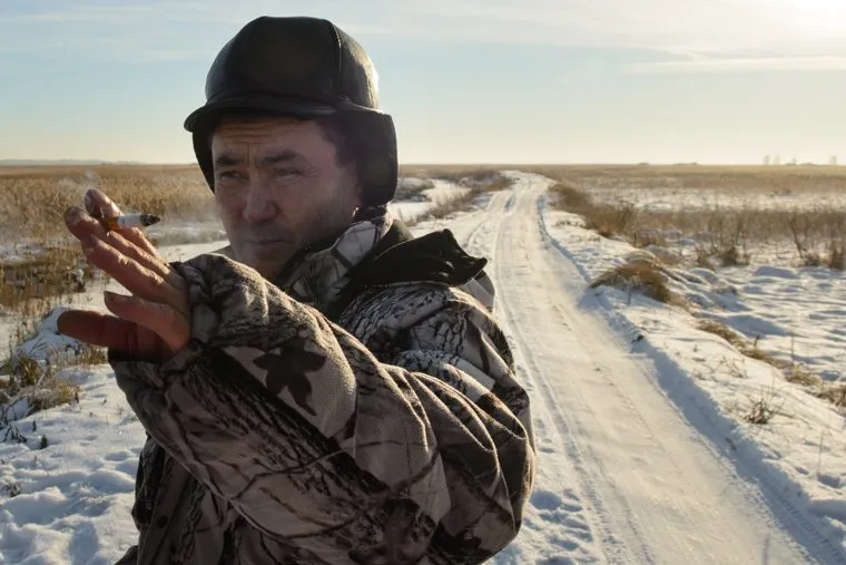 Егерь охотничьего хозяйства "Коклан" Ихтиандр Шарипов и дорога через камыши. Челябинская область, шарипов ихтиандр