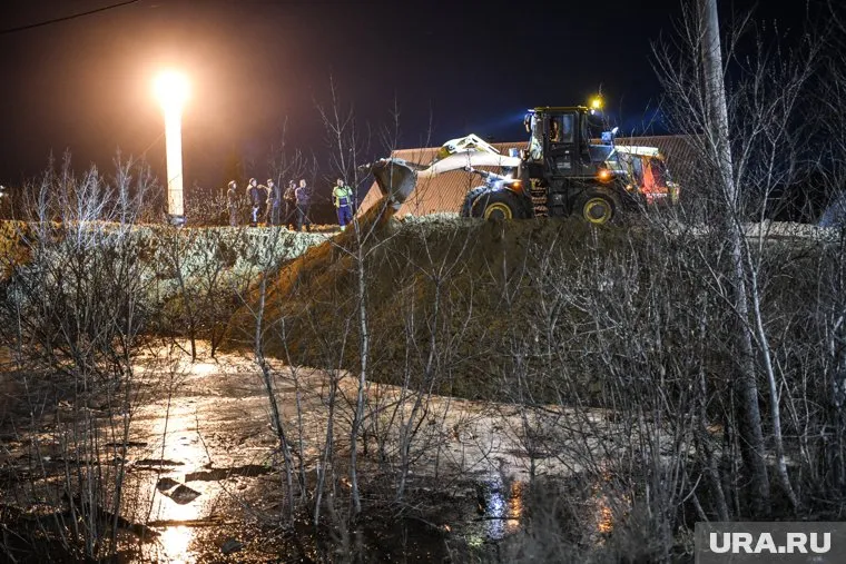 Дамбу в Вороновке быстро укрепляли из-за угрозы прорыва