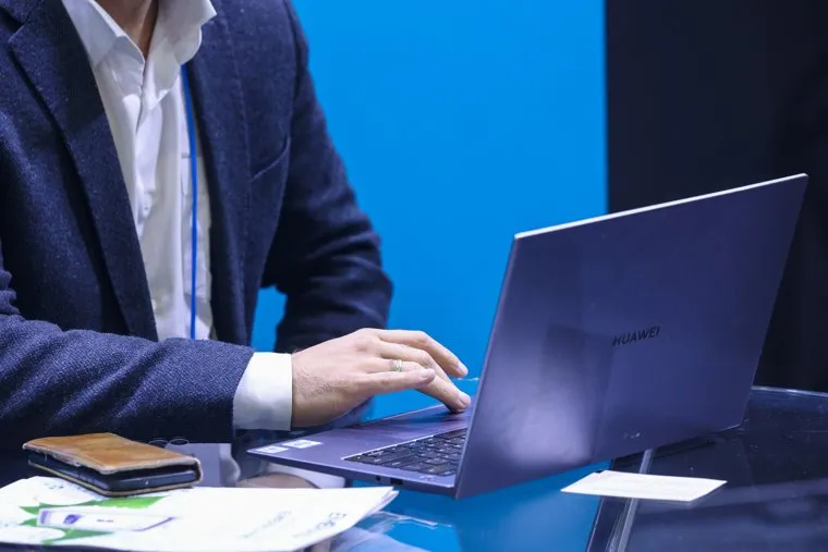 Ноутбуки и мобильники в руках. Москва