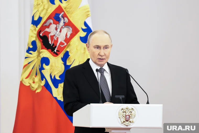 По словам Путина, в таких случаях нужно проводить не тесты, а помогать детям с освоением материалов