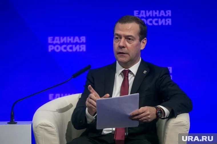 Медведев подписал распоряжение об индексации зарплат бюджетников