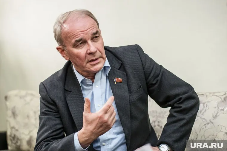 Вячеслав Тетекин считает Наталью Комарову энергичным управленцем, но критикует систему, сделавшую ее губернатором