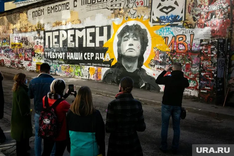 На стену Цоя нанесли граффити в честь Паши Техника