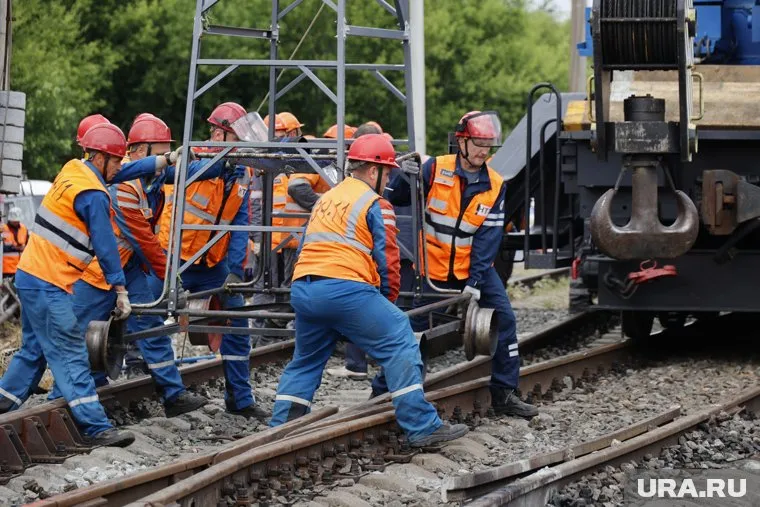 В Каргаполье сошел с рельсов грузовой поезд с 11 вагонами