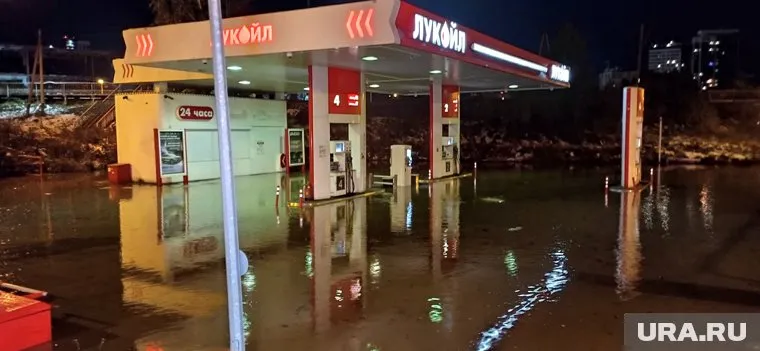 На перекрестке улиц Щербакова — Самолетная сильный потоп из-за прорыва трубы