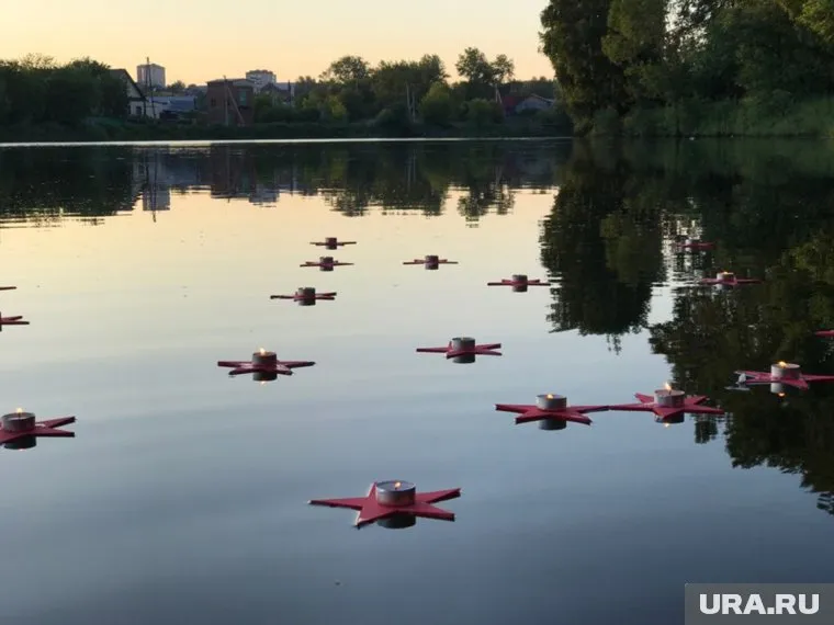 Зажженные в память павших в годы войны свечи поплыли по городскому пруду Талицы