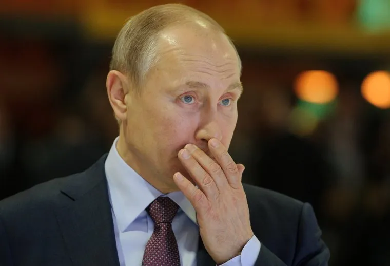 Визит Президента РФ Владимира Путина на "VI Всероссийский форум рабочей молодёжи". Екатеринбург, путин владимир, рука у лица