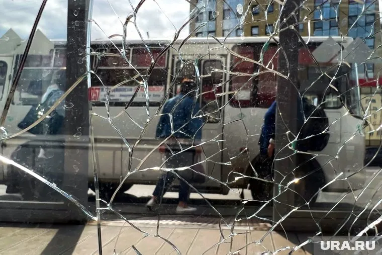 В Ноябрьске вандал ногами разнес теплую остановку, происшествие попало на видео