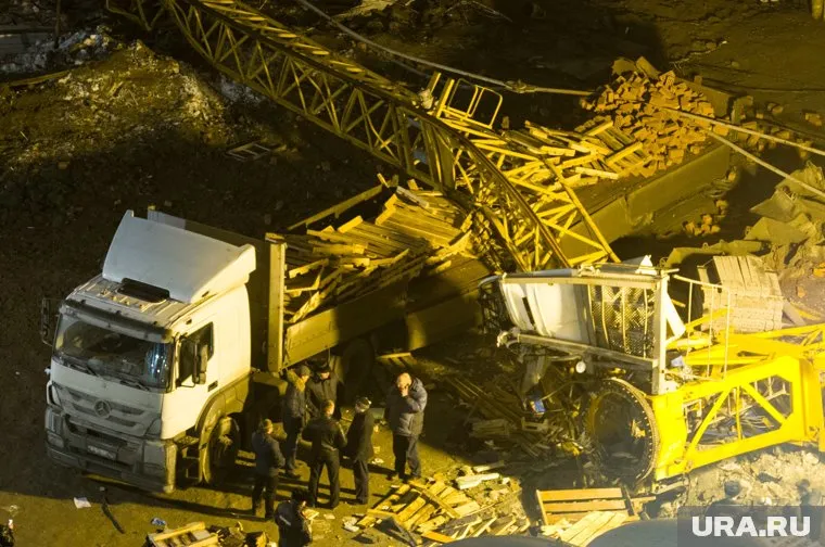 По факту обрушения крана на жилой дом в Екатеринбурге возбудили уголовное дело
