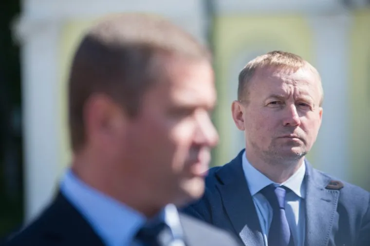 Валентин Грипас в парке Маяковского смотрит как готовят фан-зону к ЧМ-2014 в Бразилии. Екатеринбург, тушин сергей, грипас валентин