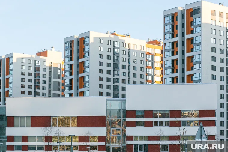 В рамках выездного мероприятия Титовский побывал в жилом квартале, созданном по концепции «город в городе»