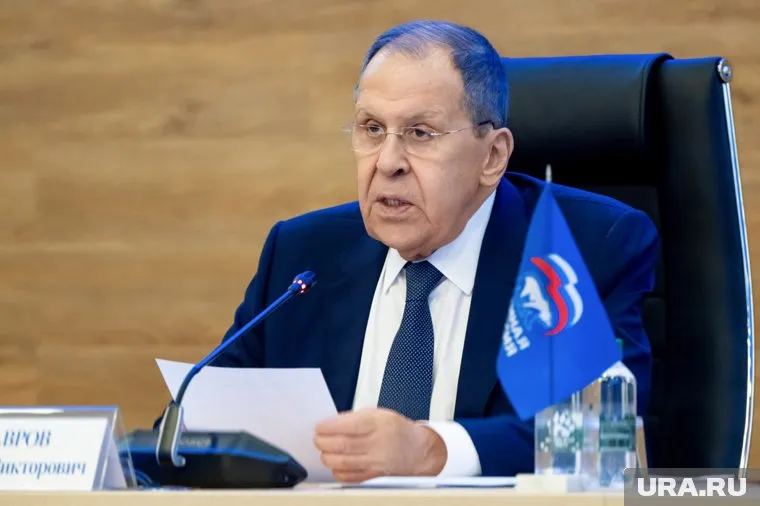 В конституции Украины сохранено обязательство обеспечивать права русского языка, заявил Лавров