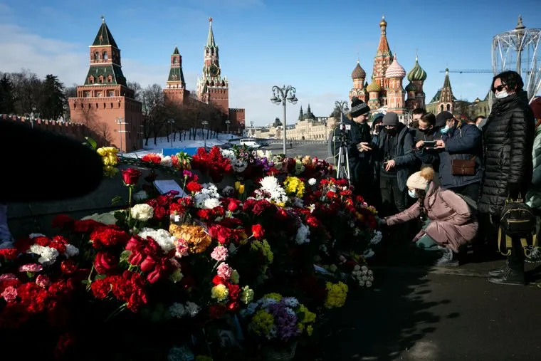Мемориал на месте убийства Бориса Немцова на Большом Москворецком мосту. Москва