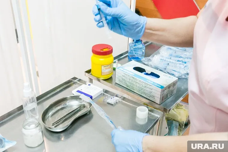Первые дозы вакцины получат школьники из Сургута