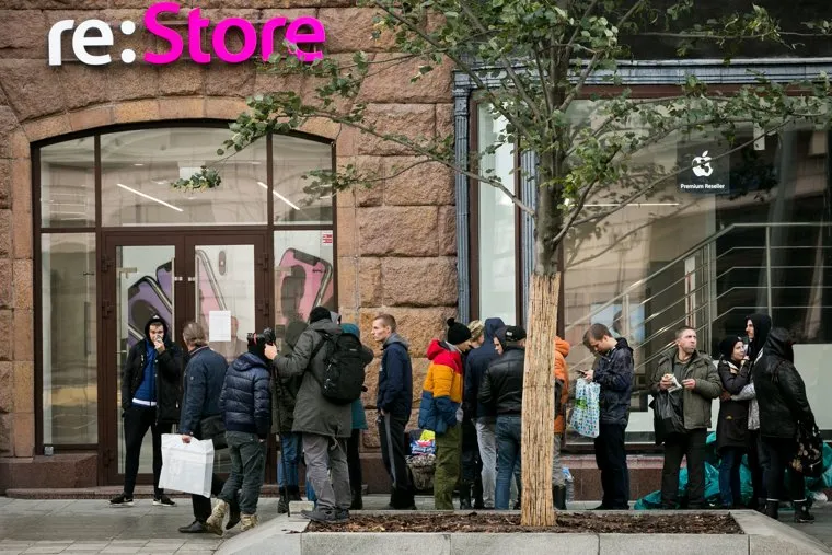 Очередь за новыми IPhone X у re-Store на Тверской улице д. 27. Москва, restore, очередь за айфонами, restore