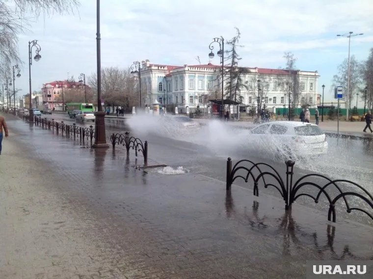 В центре Тюмени бьют фонтанчики
