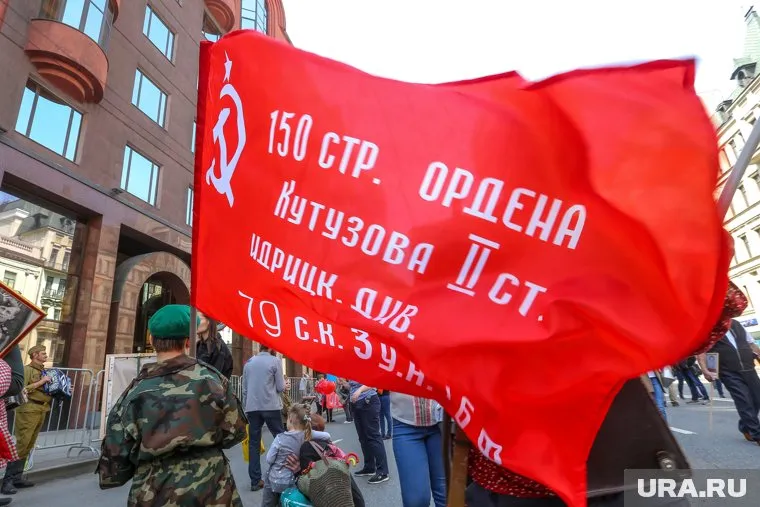 По улицам Кургана провезут копию Знамени Победы