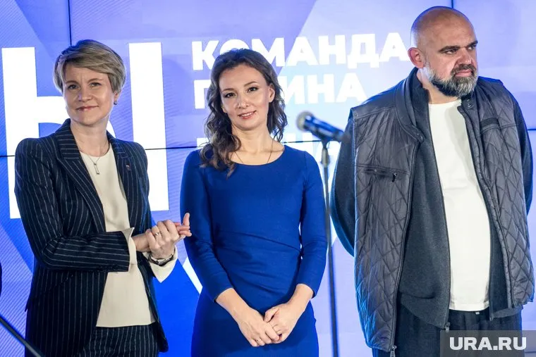 Как сообщила вице-спикер Госдумы Анна Кузнецов (в центре), «Единая Россия» внесла поправки о пересмотре индексации материнского капитала