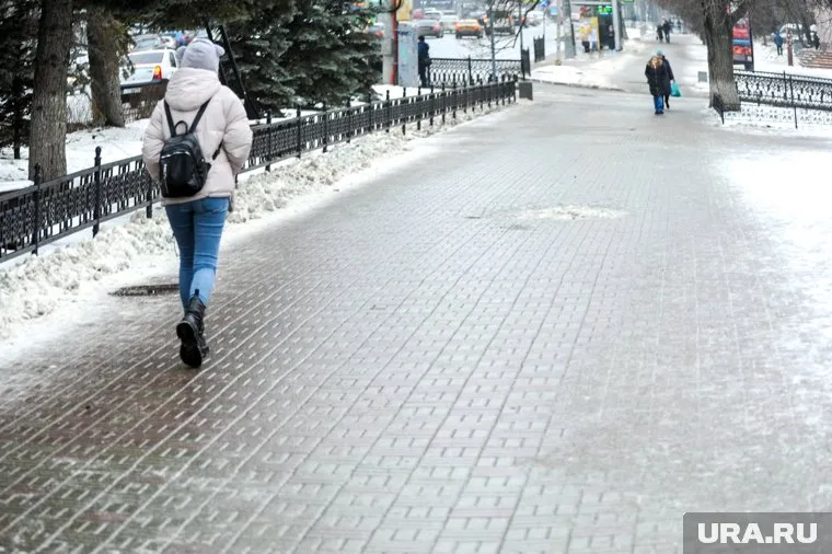 Дождь превратил город в каток
