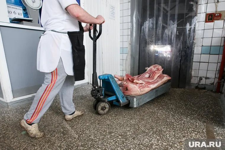 С прилавков в первую очередь может исчезнуть мясо