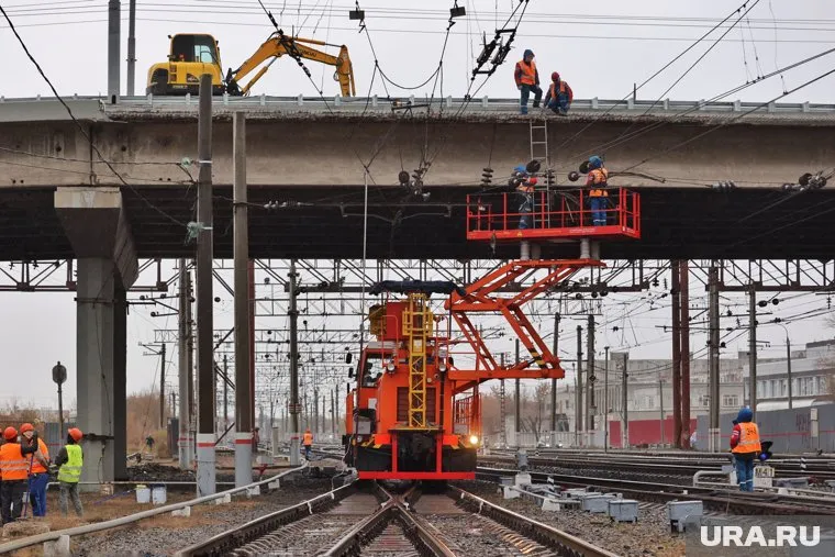 В Кургане останавливают движение поездов, чтобы провести ремонтные работы на путепроводе